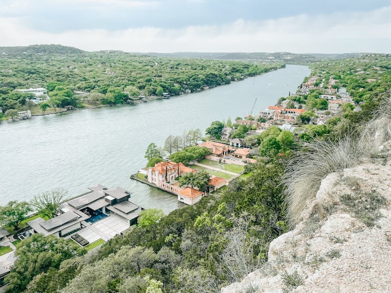 Breathtaking aerial view of the riverbend with lush greenery and riverside homes in Texas.